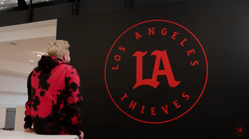 Nadeshot neben dem Los Angeles Thieves-Logo