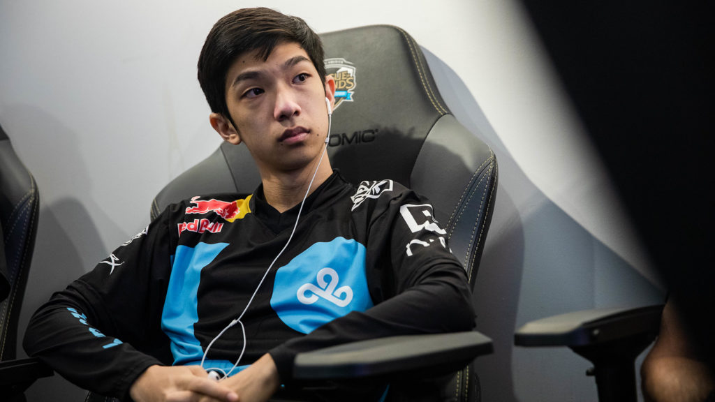 Cloud9 Jungler Blaber sitzt und denkt beim LCS-Bühnenspiel.