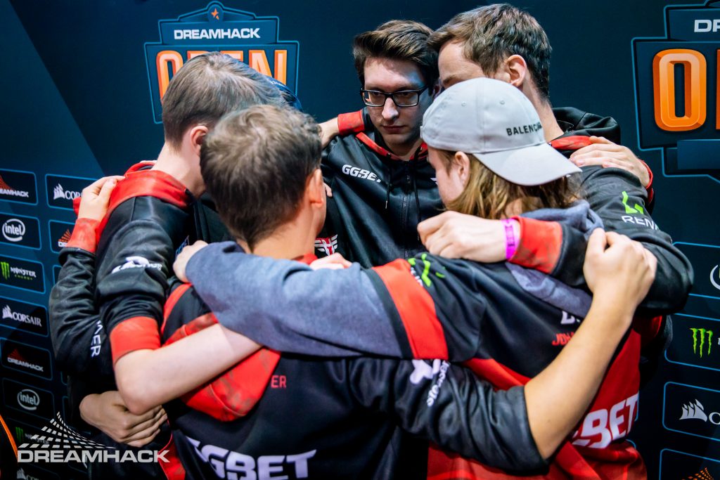 Heroisch im Huddle auf der DreamHack Leipzig 2020