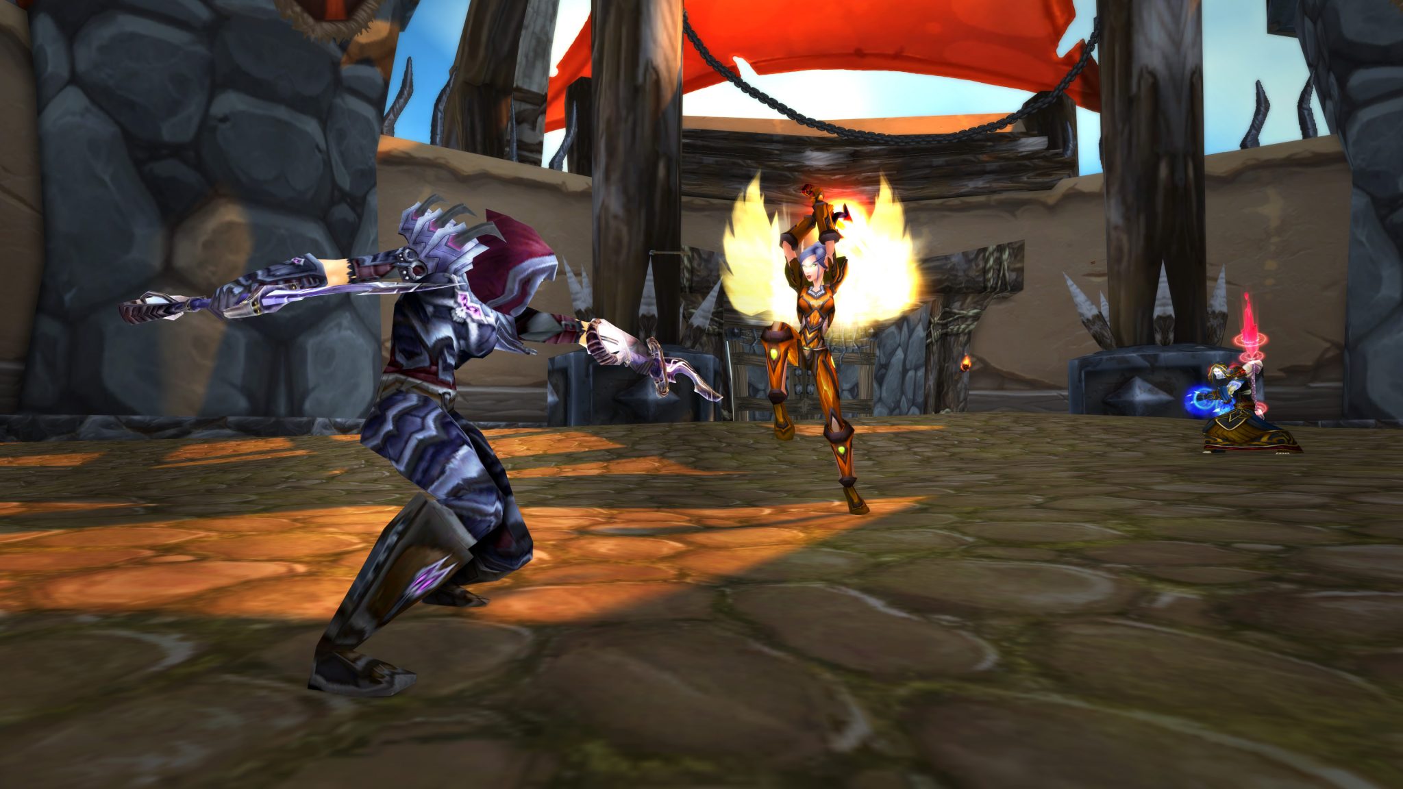 World of Warcraft-Charakter mit zwei Messern kämpft gegen einen anderen Charakter, der ein Schwert auf sie wirft