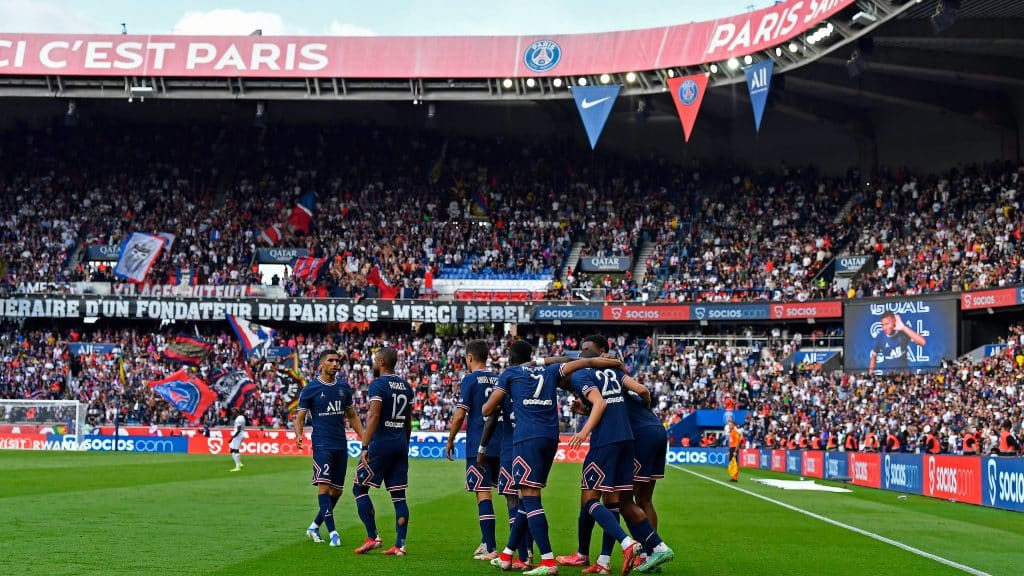 PSG-Foto zeigt das Team auf dem Platz