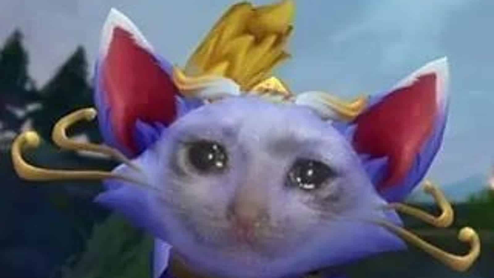 Yuumi mit dem weinenden Katzen-Meme, das ihr überlagert ist
