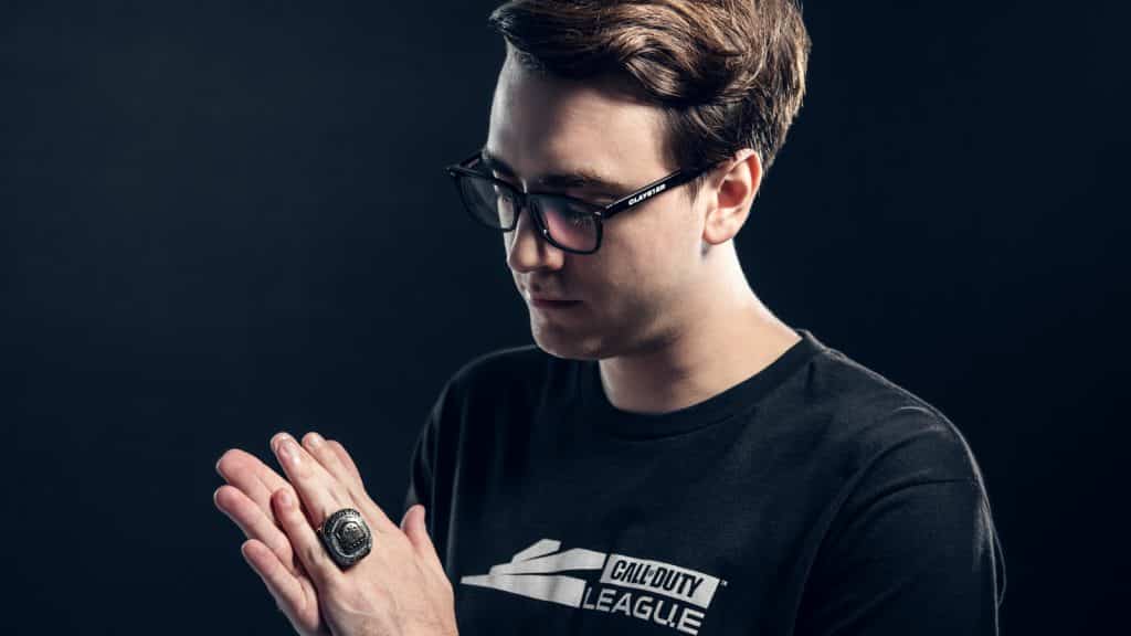 Clayster betrachtet seinen CDL-Ring vor dem Banking der New York Subliners.