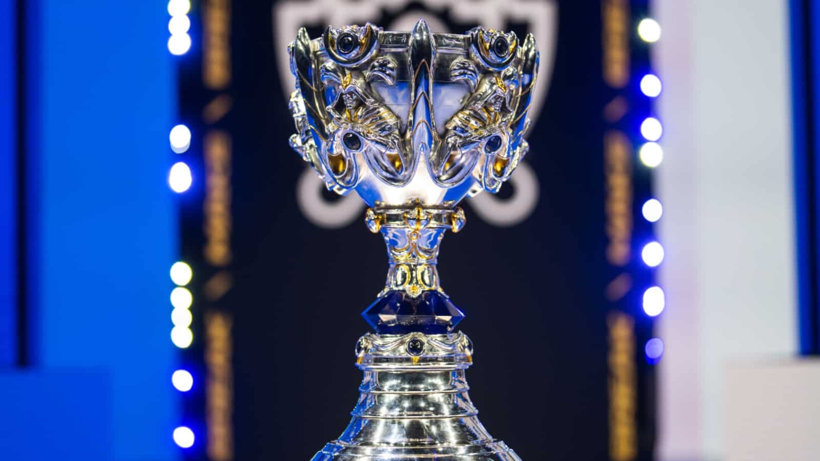 Bild der WM-Trophäe, des Summoner's Cup