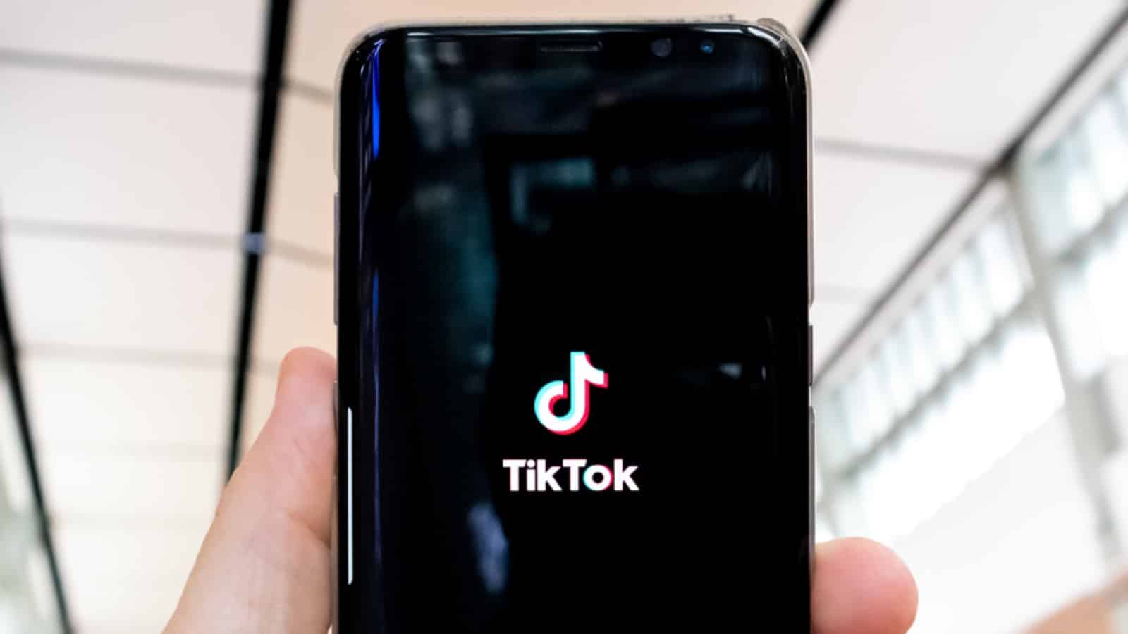 TikTok-Logo auf einem Telefon