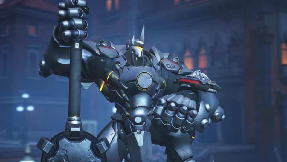 overwatch reinhardt posiert mit hammer