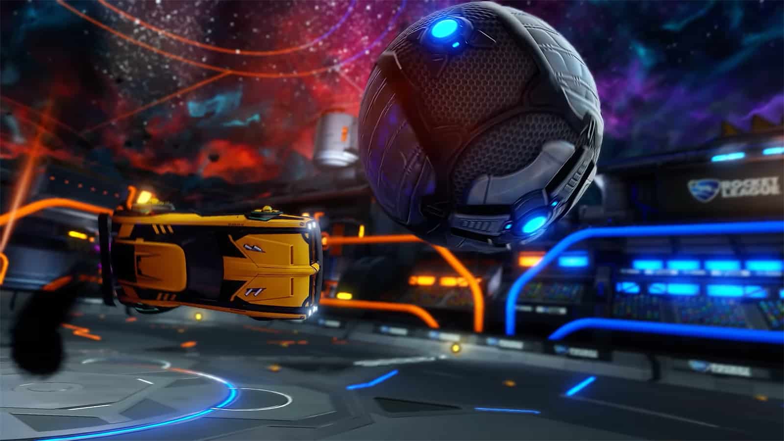 Ein Bild eines Autos, das in Rocket League einen Ball auf ein Tor zuschießt