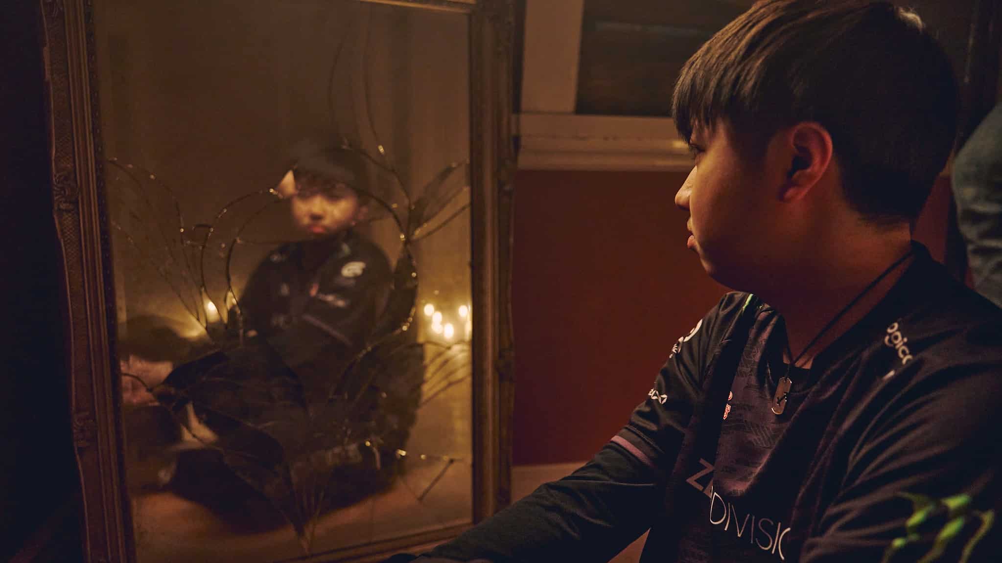 Der Spieler von ZETA DIVISION schaut in einen zerbrochenen Spiegel