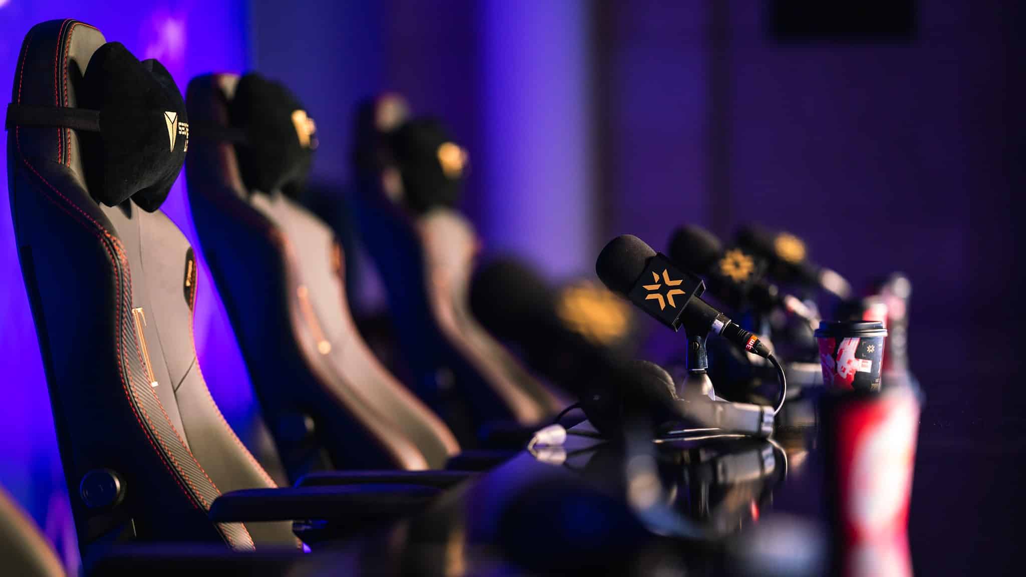 Stühle und Mikrofone bei der Pressekonferenz von Valorant Champions waren aufgereiht, ohne dass Spieler darin saßen.