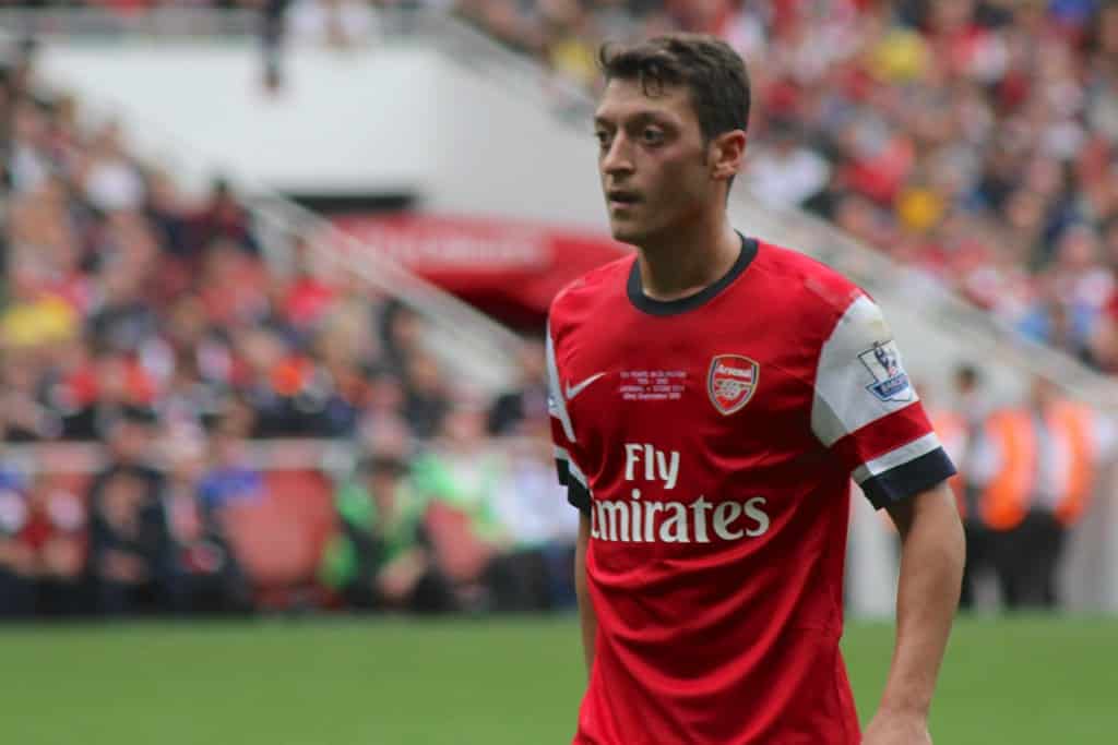 Fußballer Mesut Özil trägt Arsenal-Trikot.