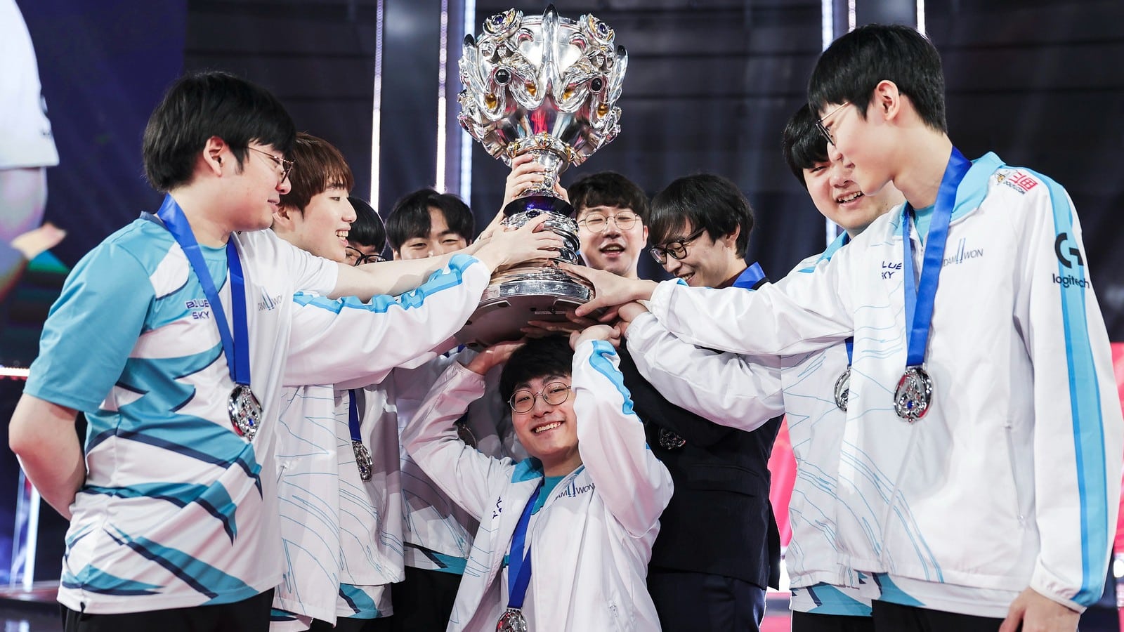 Die DWG hebt die Trophäe bei den Worlds 2020 in die Höhe