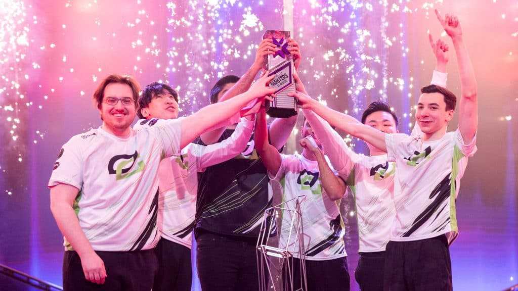 OpTic Gaming hebt die Valorant Masters-Trophäe.